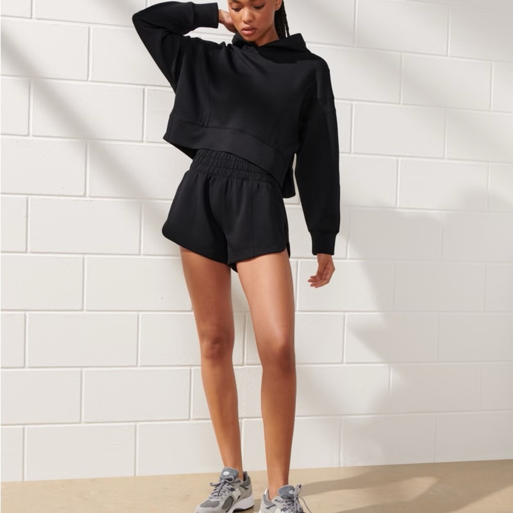 Abercrombie & Fitch - YPB motionTEK unlined high waisted Short
